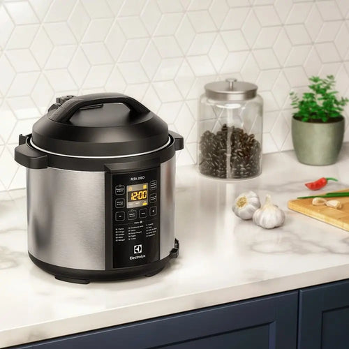 Imagem 6 de 6 de Panela Pressão Elétrica Electrolux Digital Capacidade 6L Silenciosa Segura 10 Travas Segurança 15 Receitas Pré-Programadas 3 Níveis Pressão PCC20 Inox Preto Por Rita Lobo
